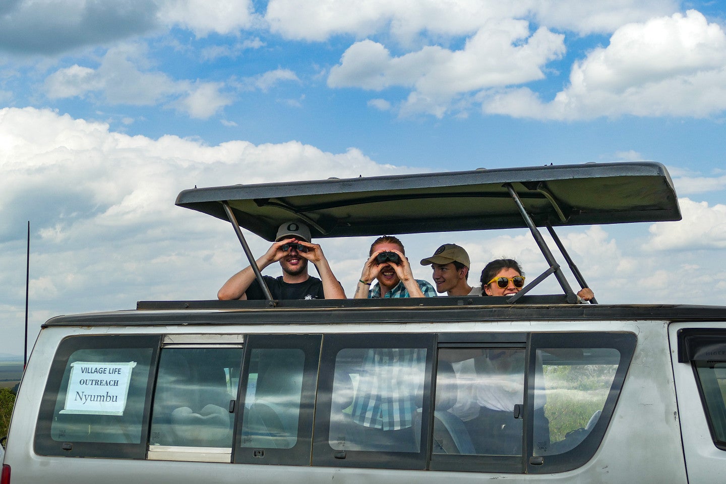 Photo of another group of UO students on safari
