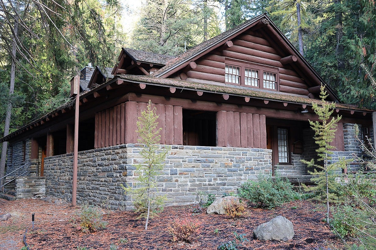 Photograph of a cabin in Heyburn State Park. 