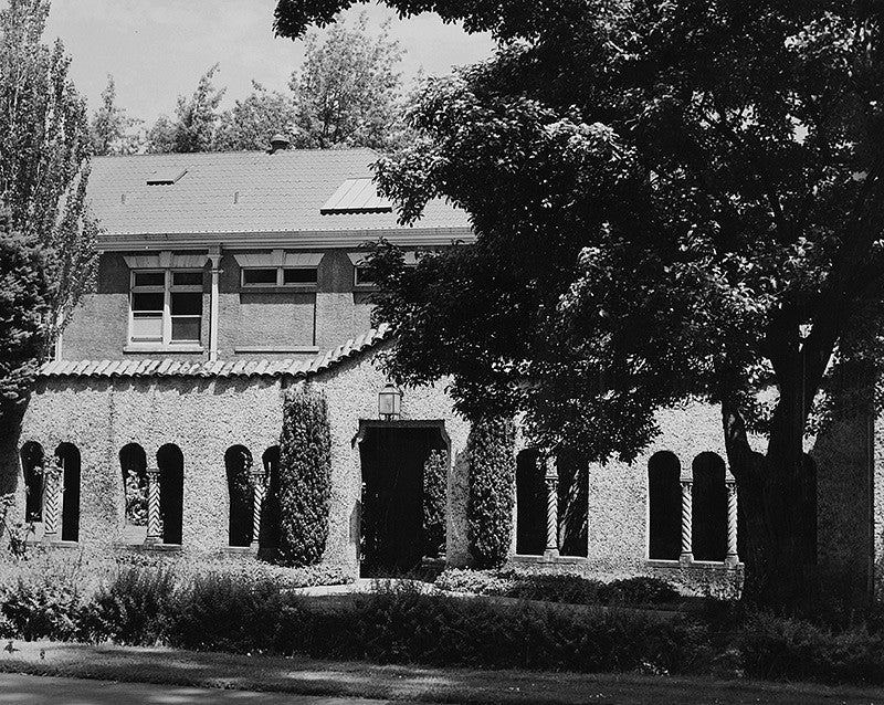 The west courtyard entrance to the School of Architecture and Allied Arts, circa 1930. The building that houses today’s W.R. B. Willcox Hearth is behind the colonnade.