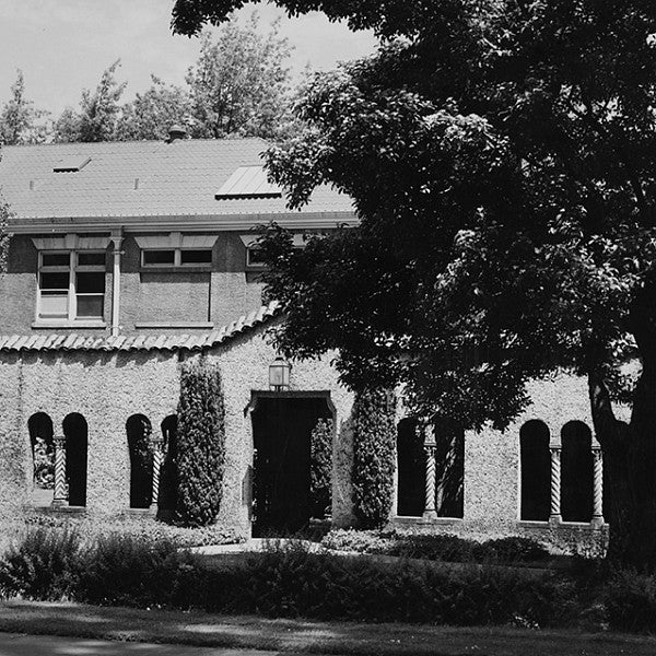 The west courtyard entrance to the School of Architecture and Allied Arts, circa 1930. The building that houses today’s W.R. B. Willcox Hearth is behind the colonnade.